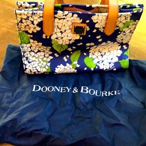 Dooney & Bourke small tote. 9” drop handle.